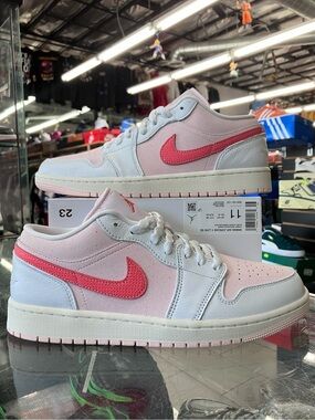 Air Jordan 1 Low SE Strawberry Milkshake Size 9.5